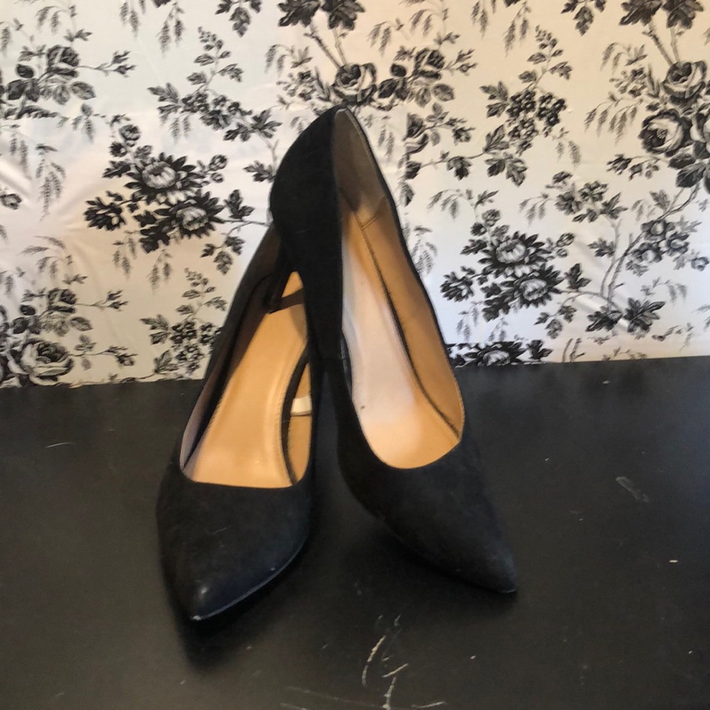 Suede black pumps